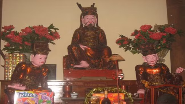 Bi an dang sau 3 buc tuong Duc ong chan tran khac la noi chua Boc