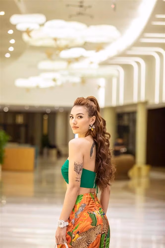 Hong Que bi mang vi da hong sai vu ca si - hotgirl 