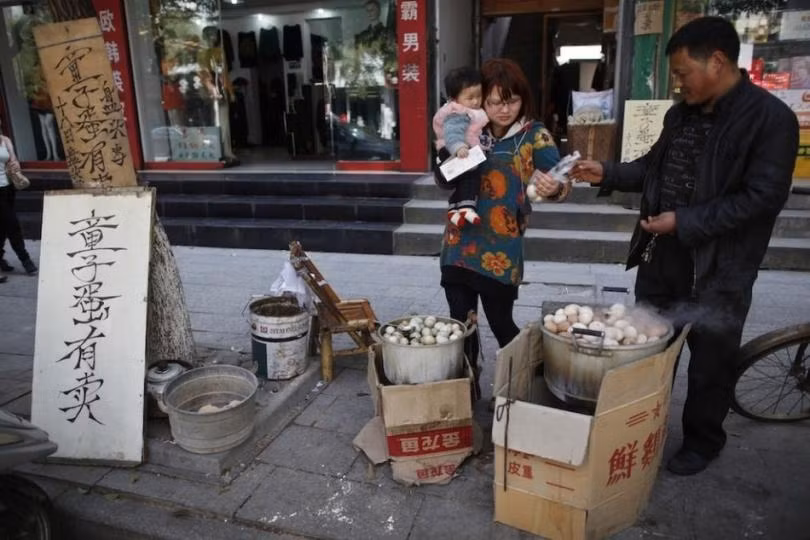 Trung luoc nuoc tieu - mon dac san nghe ten thoi da thay 