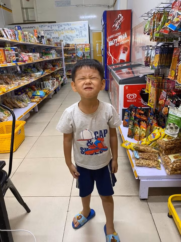Thủ môn Bùi Tấn Trường tự tìm niềm vui khi phải cách ly riêng trong phòng khách sạn. Ngoài livestream giao lưu với người hâm mộ, anh thường xuyên đăng những bức ảnh hài hước của bản thân và cả vợ con để bớt nhớ gia đình. Ảnh: Bùi Tấn Trường.