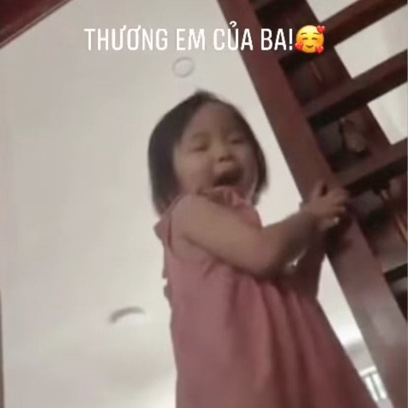 Trước đó, khi vừa kết thúc hành trình ở UAE, trung vệ quê Nghệ An đăng clip về công chúa nhỏ được bà xã Thùy Phương gửi lên story trang cá nhân. Trong đoạn video, khi mẹ hỏi "Con đang làm gì đấy", Sunny đáp lại "Con đang đợi ba về". Câu nói của con gái khiến anh không khỏi xúc động. Ảnh: Quế Ngọc Hải.