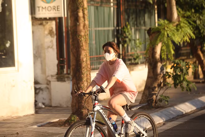 Hà Nội đang trong thời điểm nắng nóng gay gắt, tuy nhiên đến khoảng 17h thì các con đường ven Hồ Tây đã mát hơn. Đó chính là khoảng thời gian mọi người đạp xe rất nhiều, đặc biệt là những ngày cuối tuần. 