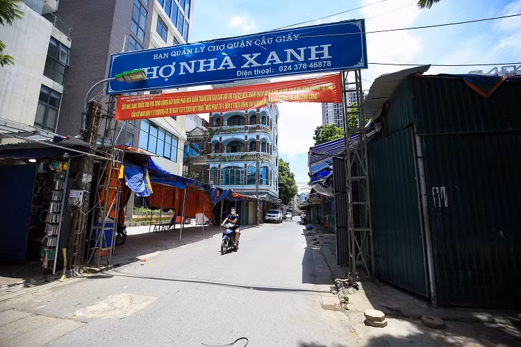 br/> Chợ Nhà Xanh (Cầu Giấy, Hà Nội) là một trong những khu chợ nổi tiếng “sầm uất” nhất Hà Nội. Khu chợ này thường được được ví như thiên đường mua sắm của sinh viên bởi sự đa dạng hàng hóa và giá thành tương đối phải chăng.