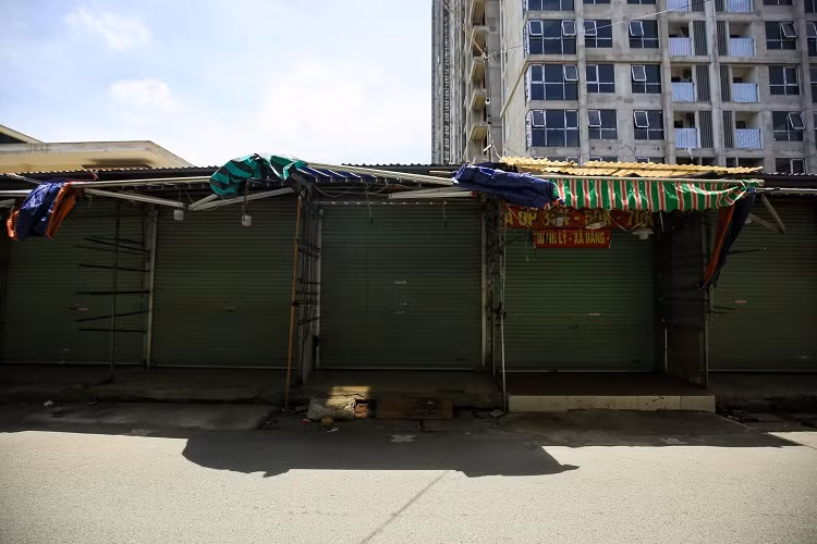 br/> Toàn bộ kiot bán hàng ở chợ đóng cửa im lìm, đường phố vắng bóng người qua lại. Thậm chí nhiều người còn không nhận ra diện mạo mới của khu chợ.