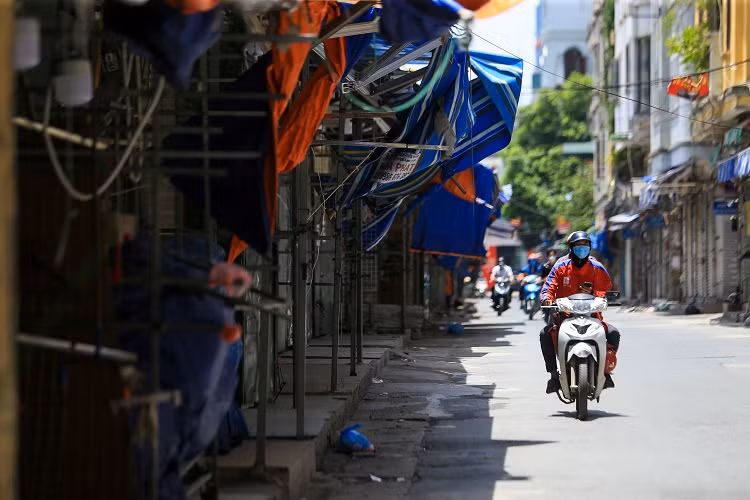 Tuy nhiên, sau 4 đợt dịch COVID-19, cảnh tượng chợ Nhà Xanh hiện tại mang một "vẻ mặt" hoàn toàn khác.