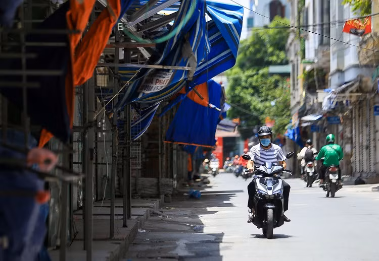 br/> Tuy nhiên, theo chị Thu Hằng, một người bán quần áo tại chợ Xanh cho biết: “Thời điểm dịch bệnh căng thẳng, việc bán online chỉ để kiếm thêm thu nhập hàng ngày và tiêu thụ dần số hàng cũ chứ thực chất không mang lại thu nhập nhiều”.