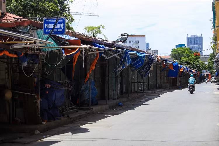 br/> Trước đây, khu chợ này mở cửa từ 9 giờ sáng đến 22 giờ đêm. Do phục vụ chủ yếu cho học sinh, sinh viên nên chợ luôn trong tình trạng đông đúc người mua kẻ bán đặc biệt vào giờ tam tầm và những ngày cuối tuần.