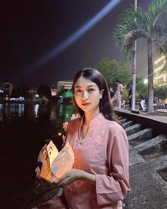 Thu Vu khoe dien thoai moi nhung lai bi dan mang soi ra diem nay-Hinh-16
