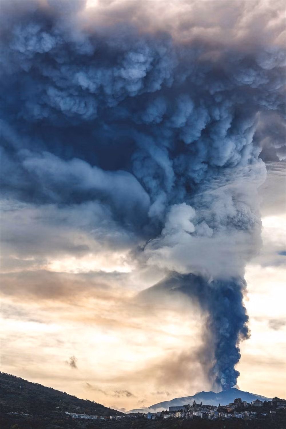 Núi lửa Etna phun trào.