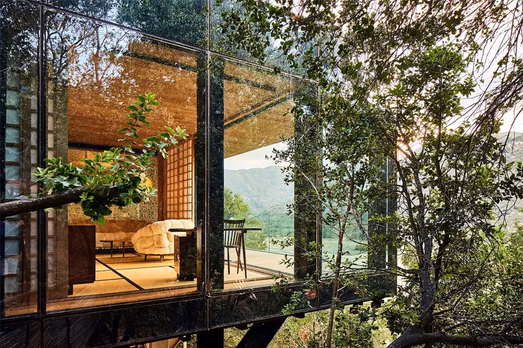 Puro Vik (Chile): Tọa lạc trên một ngọn đồi ở dãy núi ven biển Chile, các căn phòng bằng kính ở đây đều được thiết kế theo nhiều chủ đề khác nhau. Nổi bật với kiến trúc xa hoa, du khách dễ dàng phóng tầm mắt ngắm nhìn cảnh quan tuyệt đẹp của thung lũng Millahue qua lớp kính trong suốt.