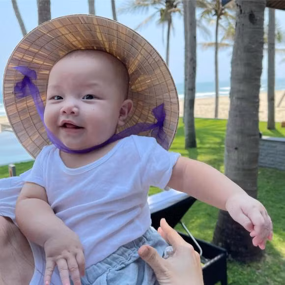 Biểu cảm của cặp song sinh nhà Hà Hồ khi đội nón lá Bieu cam cua cap song sinh nha Ha Ho khi doi non la