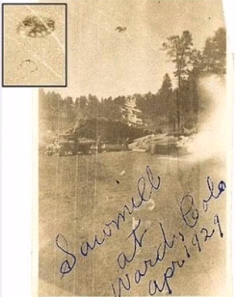 Vật thể giống UFO xuất hiện trong bức ảnh tại Colorado (Mỹ) từ năm 1929, thời điểm hoàn toàn chưa xuất hiện bất cứ kỹ thuật chỉnh sửa ảnh hiện đại nào, cũng làm các nhà khoa học điên đầu.