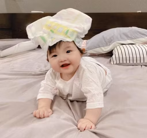 Ong Cao Thang tro tai lam stylist cho con gai khi vo vang nha