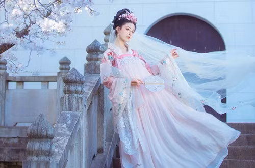 Quý phi dùng nhan sắc mê hoặc hoàng đế để rồi chết vì quá đẹp - Hình 2 Quy phi dung nhan sac me hoac hoang de de roi chet vi qua dep-Hinh-2