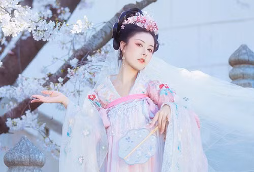 Quý phi dùng nhan sắc mê hoặc hoàng đế để rồi chết vì quá đẹp - Hình 3 Quy phi dung nhan sac me hoac hoang de de roi chet vi qua dep-Hinh-3