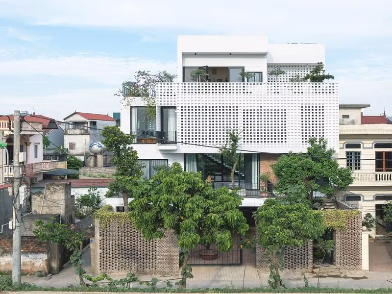 Mẫu nhà 3 tầng khang trang được nhiều người đánh giá cao về cả chất lượng lẫn hình thức. Màu trắng tạo sự sạch sẽ, sáng sủa cho ngôi nhà. 