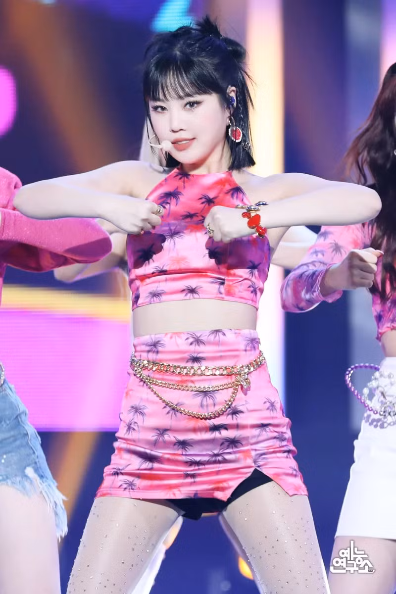 Soo Jin vốn có thân hình gợi cảm, chân thon dài. Do đó, stylist thường chuẩn bị cho cô loạt váy siêu ngắn và bó, để khoe lợi thế đường cong cơ thể và đôi chân quyến rũ. Tuy nhiên, váy quá ngắn, kết hợp những chi tiết cắt xẻ khiến cựu thành viên (G)I-DLE nhiều lần rơi vào tình huống hớ hênh, lộ quần bảo hộ bên trong váy.