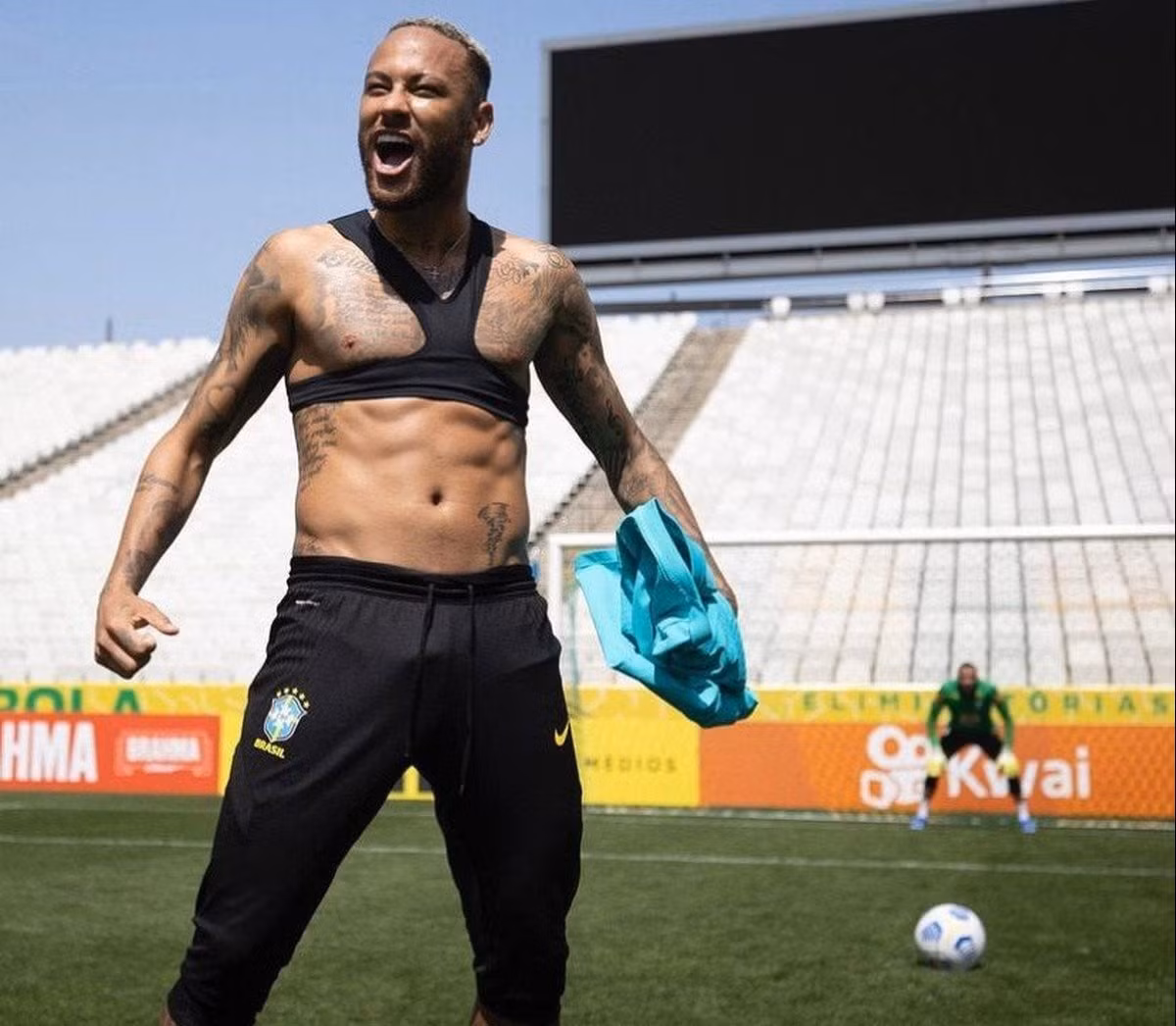 Neymar khoe co bung sau khi bi che thua can