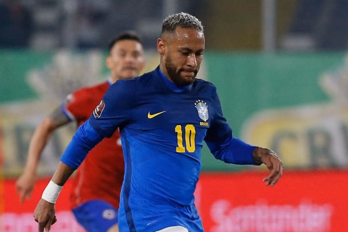 Trong trận đấu giữa Brazil với Chile diễn ra ngày 3/9 tại vòng loại World Cup 2022, Neymar bị nhiều người hâm mộ chê bai vì thân hình nặng nề. Nhiều CĐV cho rằng họ có thể thấy mỡ ở vùng bụng của cầu thủ sinh năm 1992.