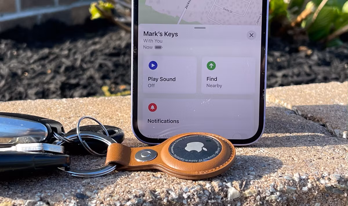Phụ kiện tim đồ Apple AirTag đang được bán chính hãng với giá 750.000 đồng. Người dùng có thể móc thiết bị lên balo hoặc túi xách, cho vào ví để định vị, tránh mất đồ. AirTag có hình tròn, đường kính 32 mm và nặng 11 g, hỗ trợ chuẩn kháng nước/bụi IP67, kết nối với iPhone bằng Bluetooth Low Energy (Bluetooth LE). Ảnh: Tom's Guide.