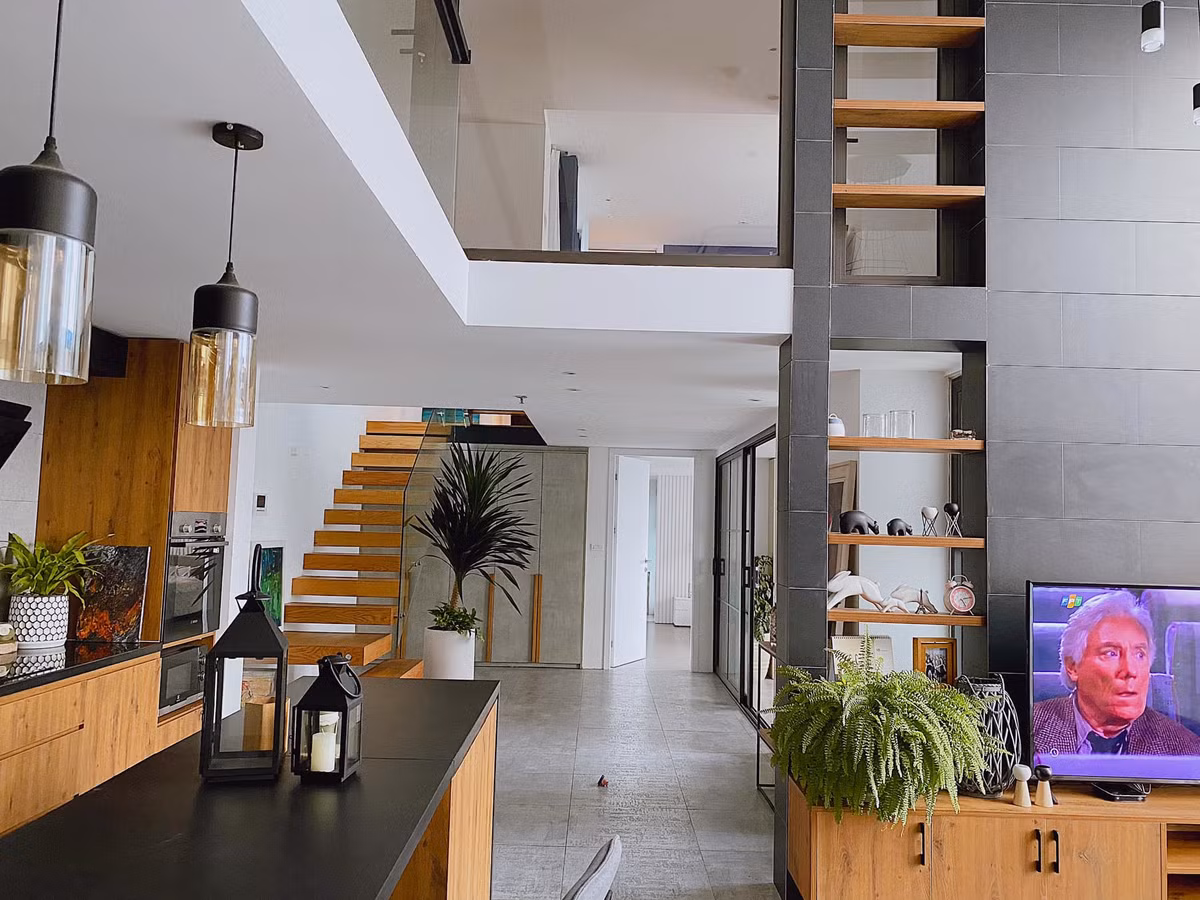 Penhouse phong cach chau Au, co khu vuon chan may cua ba me Ha thanh-Hinh-2