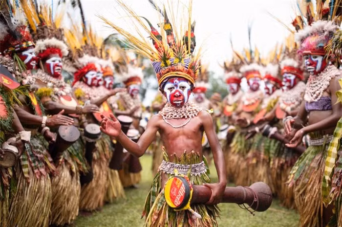 Nhóm người Tokuwa đến từ cao nguyên phía Tây của đất nước Papua New Guinea. Trong ảnh là một thành viên trẻ tuổi, đứng ở trung tâm, đang cùng các thành viên khác thực hiện nghi thức “hát”, nghi thức này miêu tả sự tập hợp của một số ngôi làng, bộ lạc, đây sẽ là nơi những người tham dự sẽ thể hiện điệu nhảy và âm nhạc của mình.
