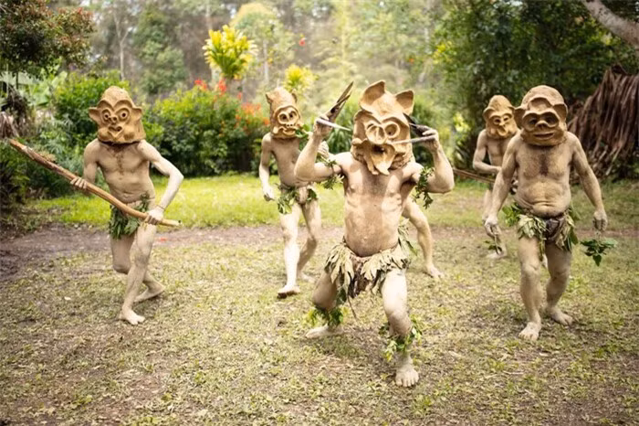 Bộ tộc người bùn Asaro sống ở bên ngoài thị trấn Goroka, trên vùng cao nguyên của đất nước Papua New Guinea.Truyền thuyết kể rằng sau khi bị đánh bại bởi một bộ lạc kẻ thù, họ đã lội qua sông Asaro. Khi đứng lên, cơ thể của họ vô tình được bao phủ trong đất sét, nhìn rất đáng sợ. Kẻ thù nhìn thấy đã vô cùng kinh hãi, và bỏ chạy ngay lập tức. Kể từ đó đến nay họ vẫn giữ phong tục tập quán bôi bùn lên người.