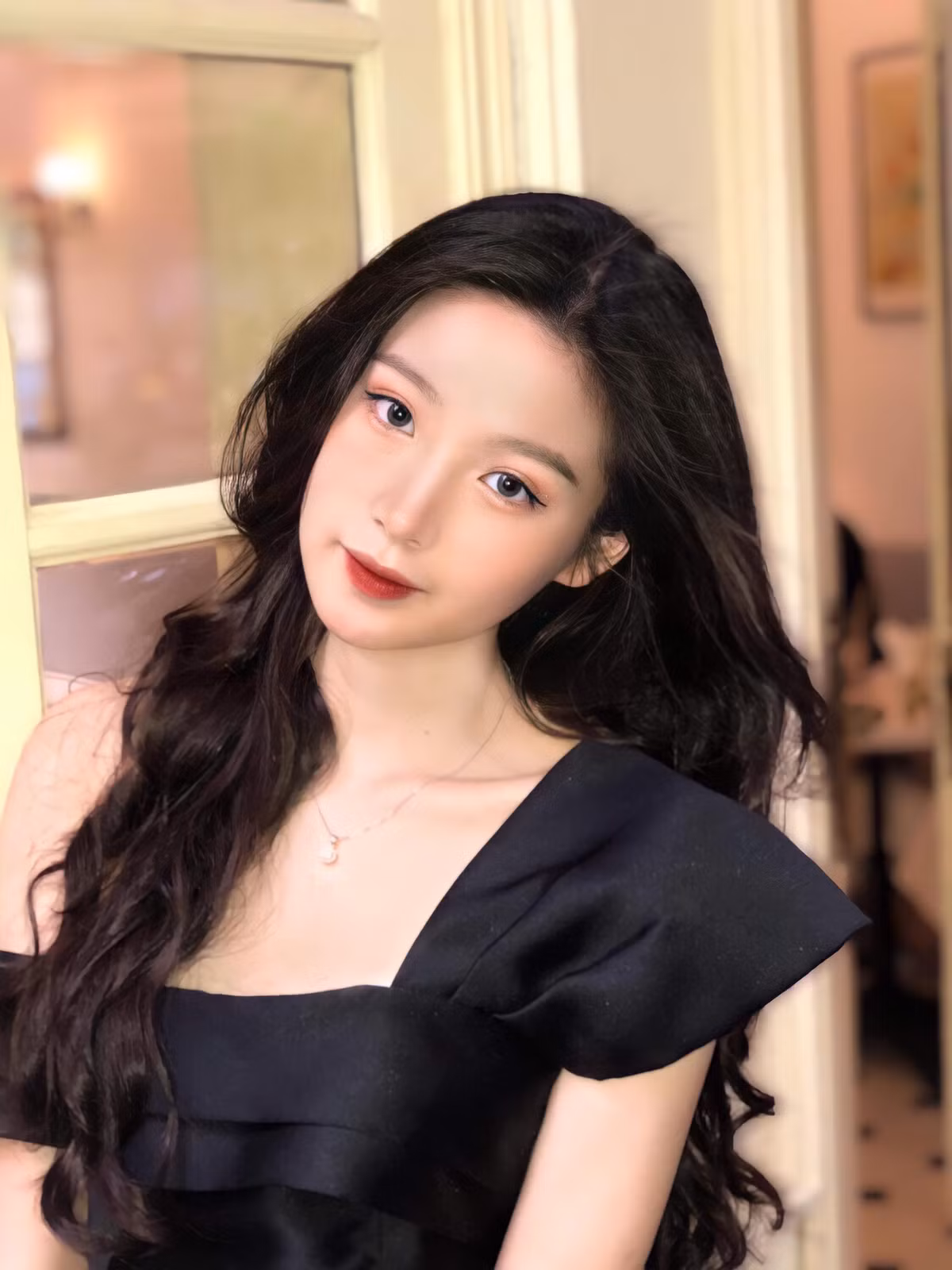 “Suốt mấy tháng vừa qua sau khi thi tốt nghiệp THPT, mình có thời gian nghỉ ngơi khá dài nên mình đã nhận một số hợp đồng chụp ảnh nho nhỏ cho đỡ buồn. Đồng thời lưu giữ lại những khoảnh khắc đẹp của tuổi 18 trước khi ra Hà Nội, xa gia đình đi học Đại học.