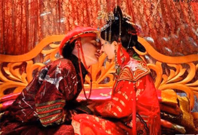 Các thủ tục lúc “động phòng” của các bậc hoàng đế - Hình 3 Cac thu tuc luc “dong phong” cua cac bac hoang de-Hinh-3