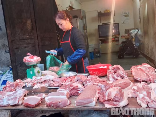 Rau củ quả, thịt lợn giá giảm dần đều ngày cận Tết - Hình 2 Rau cu qua, thit lon gia giam dan deu ngay can Tet-Hinh-2