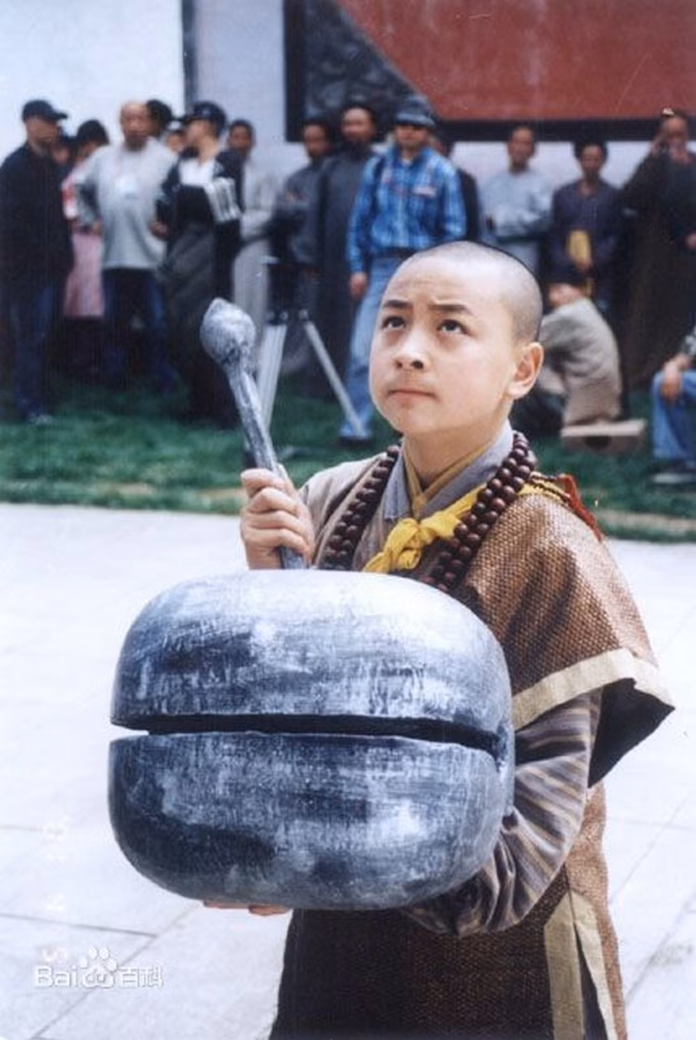  Thích Tiểu Long - Tân Ô Long viện (1994): Hình tượng chú tiểu lanh lợi, giỏi võ của Thích Tiểu Long là cú hích, giúp anh được chú ý ở các tác phẩm tiếp theo. Sau Tân Ô Long viện, Thích Tiểu Long gây ấn tượng với các phim Thời niên thiếu của Hoàng Phi Hồng, Thời niên thiếu của Bao Thanh Thiên…