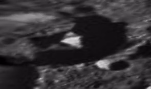 UFO được tìm thấy trong một miệng núi lửa trên vành đai tiểu hành tinh Ceres - Hình 2 UFO duoc tim thay trong mot mieng nui lua tren vanh dai tieu hanh tinh Ceres-Hinh-2