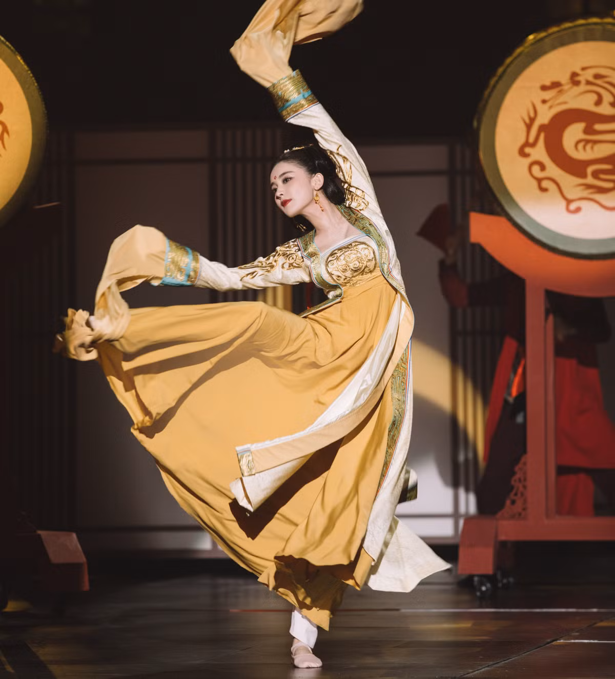 Hiện tại, Cổ Lực Na Trát vừa đóng phim, vừa là MC tập sự cho chương trình Happy Camp của đài Hồ Nam. Vai trò mới giúp nữ diễn viên xuất hiện thường xuyên hơn, tiếp cận được nhiều khán giả hơn. Cổ Lực Na Trát cũng được đánh giá là vui nhộn, duyên dáng khi làm MC.