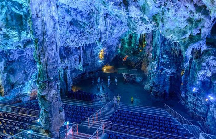 Hang động Thánh Michael, Gibraltar:Hang động tuyệt đẹp này là một mạng lưới đá vôi phức tạp và đầy màu sắc. Mái vòm lớn nhất của hang thậm chí còn được sử dụng như khán phòng tổ chức đám cưới, điều này đôi khi làm mất đi vẻ đẹp tự nhiên vốn có của hang. 