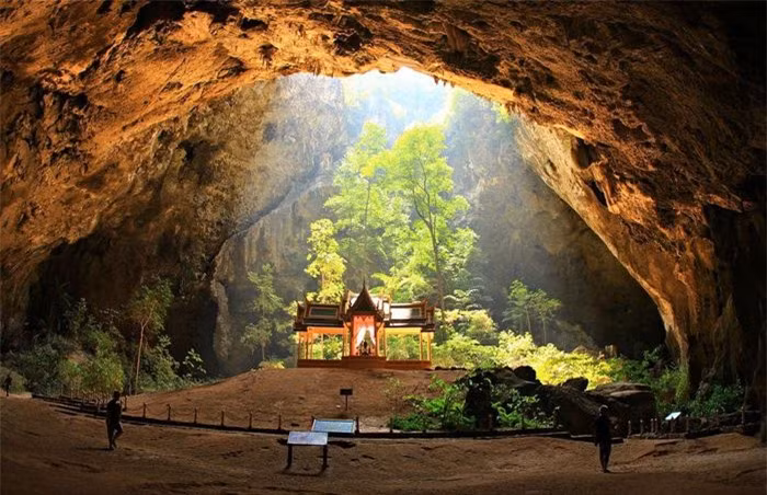 Phraya Nakhon, Thái Lan:Đây là một hang động kỳ vĩ nằm trong Công viên quốc gia Khao Sam Roi Yot, Thái Lan. Trần sập của hang cho phép ánh sáng chiếu rọi xuống ngôi đền Kuha Karuhas bên dưới, khiến du khách có cảm giác như đang ở cõi niết bàn.