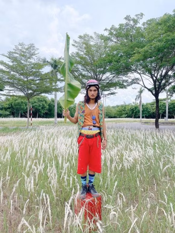 Mac Van Khoa hai huoc cosplay Den Vau phong cach 
