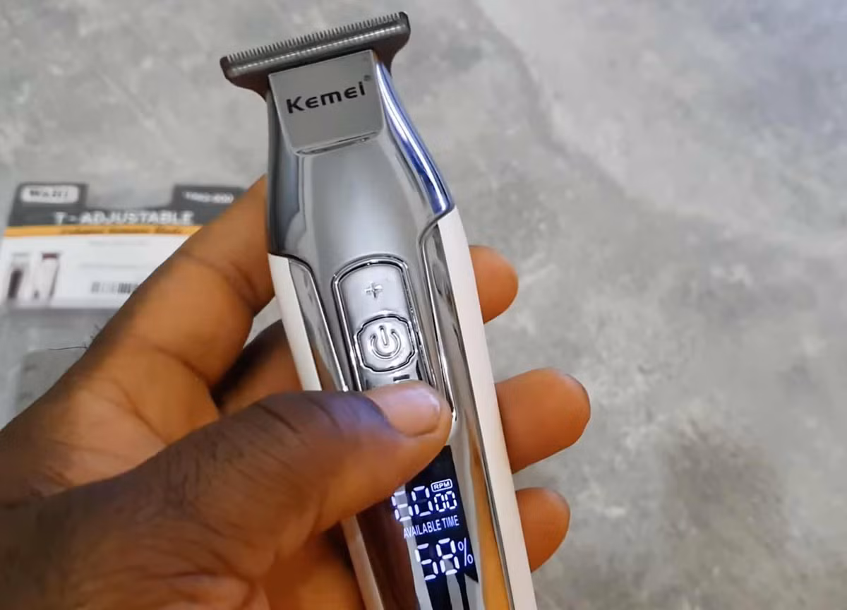 Tông đơ Kemei KM-5027 có lưỡi dao thép không gỉ, 3 cữ lược khác nhau tùy độ dài tóc cần cắt. Thiết bị có công suất 5 W phù hợp cho nhu cầu sử dụng trong gia đình. Người dùng có thể chỉnh các mức động cơ từ 5.500-7.000 vòng/phút tùy độ dày của tóc. Tông đơ sử dụng pin sạc, thời gian sử dụng tối đa 2 tiếng. Bên dưới là màn hình LCD hiển thị chế độ và mức pin còn lại. Giá bán của thiết bị là 350.000-380.000 đồng. Ảnh: Edo Unboxing Official.