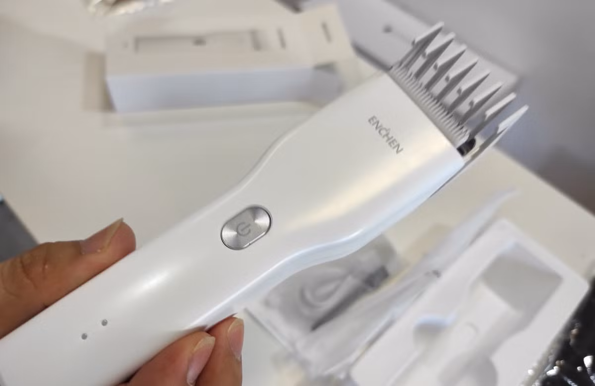  Xiaomi Enchen Boost có thiết kế đơn giản với 2 màu trắng và đen, độ ồn khi chạy khoảng 55 dB. Lưỡi cắt của tông đơ làm từ gốm nano, cữ lược có thể điều chỉnh từ 0,7-21 mm tùy vào độ dài tóc cần cắt. Ảnh: Mi Community.
