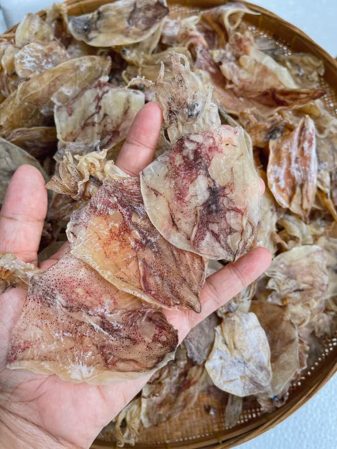 Muc kho gia re, chi 200.000 dong/kg loai muc to bang ca ban tay-Hinh-4