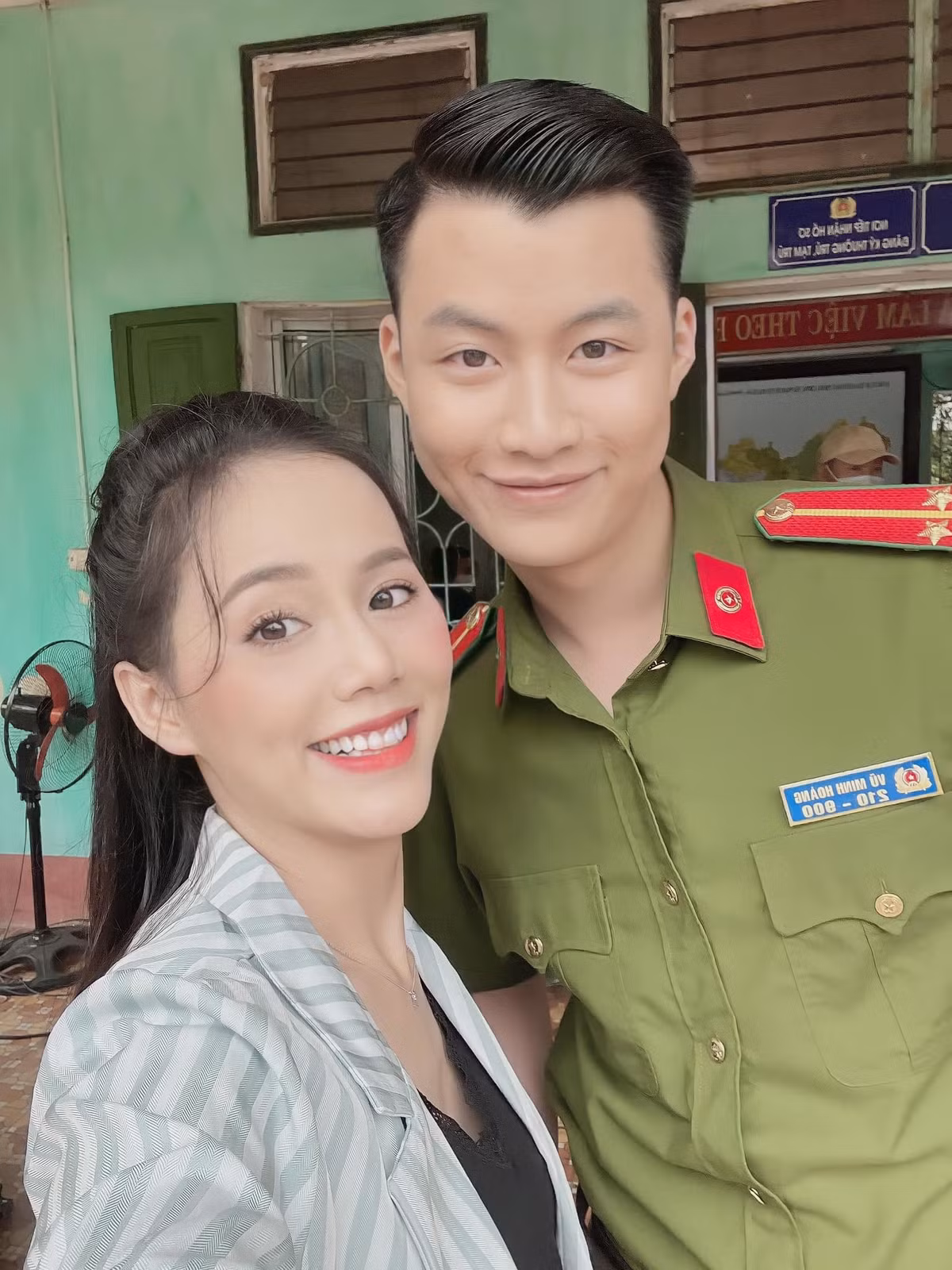Phố trong làng, bộ phim phát sóng giờ vàng đang chiếm được cảm tình của nhiều khán giả với câu chuyện về các anh công an ở xã Tân Xuân. Ở hậu trường, các diễn viên Anh Tuấn, Duy Khánh vui vẻ chụp hình cùng Trần Vân, Minh Thu và Lệ Quyên.