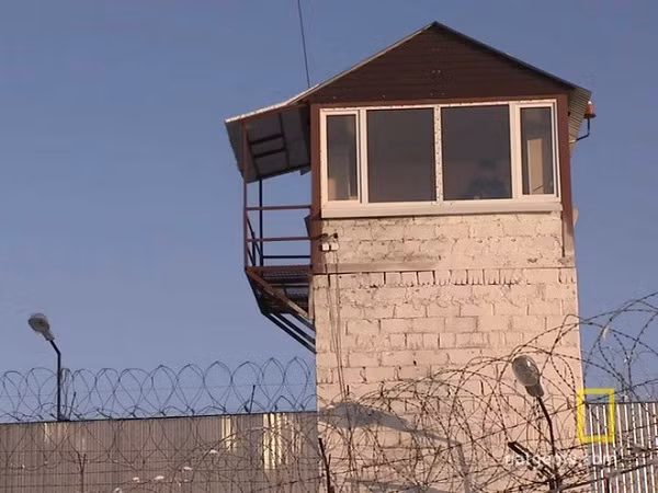 Nhà tù này nằm ở tỉnh Orenburg Oblast, Đông Bắc nước Nga, là nơi giam giữ những tên tội phạm tàn ác nhất như giết người hàng loạt, ăn thịt người, khủng bố... Ảnh: Natgeotv