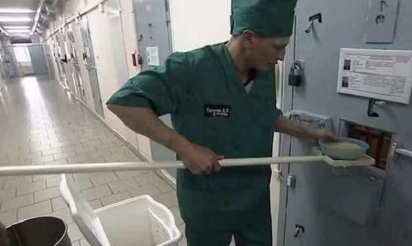 Nhà tù không có phòng ăn chung, các tù nhân ăn luôn trong phòng giam. Lượng thức ăn mỗi bữa của các tù nhân tương đối ít, miễn sao họ không bị chết đói và phải lao động rất vất vả để đổi lại được khẩu phần ăn ít ỏi đó. Ảnh: Sina