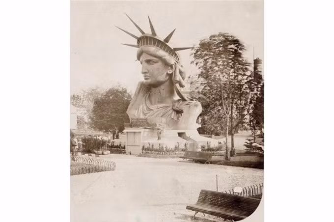  Tượng Nữ thần Tự do (Thành phố New York, Mỹ).Bức tượng nổi tiếng này đầu tiên không được đặt ở New York, thực tế nó đã được trưng bày tại Hội chợ Thế giới Paris năm 1878 (ảnh), trước khi Pháp trao cho Mỹ vào năm 1886 để kỷ niệm liên minh giữa hai nước trong cuộc Cách mạng Mỹ. 