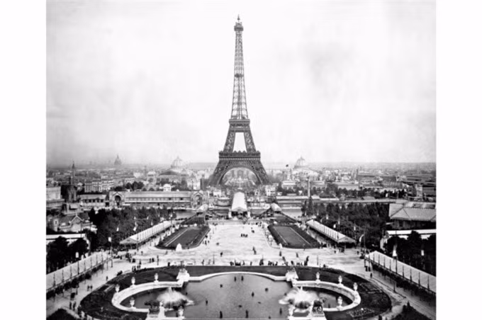  Tháp Eiffel (Thủ đô Paris, Pháp).Tháp Eiffel được xây dựng từ năm 1887-1889 để kỷ niệm 100 năm Cách mạng Pháp và chào đón Triển lãm thế giới năm 1889. Bức ảnh trên được chụp vào năm 1889. Ngày nay, tháp Eiffel thu hút khoảng 7 triệu lượt khách du lịch mỗi năm 