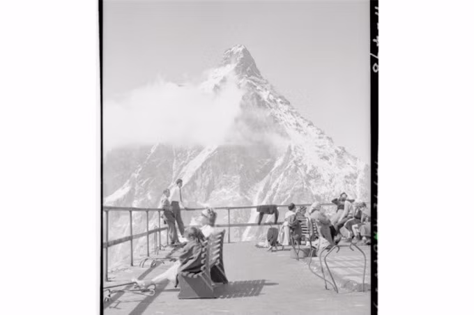  Núi Matterhorn (thuộc dãy Alps của Thụy Sĩ).Trong bức ảnh là khách du lịch nghỉ chân trên một điểm quan sát trên sườn núi phía Italy vào những năm 1950 