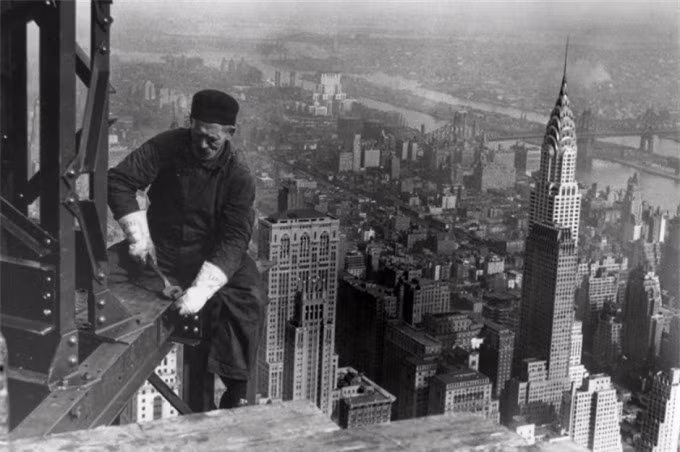  Hình ảnh tòa nhà Empire State (Thành phố New York, Mỹ) đang được xây dựng vào năm 1931. Đây là tòa nhà cao nhất thế giới cho đến những năm 1970, khi Trung tâm Thương mại Thế giới đã giành được vị trí này. 