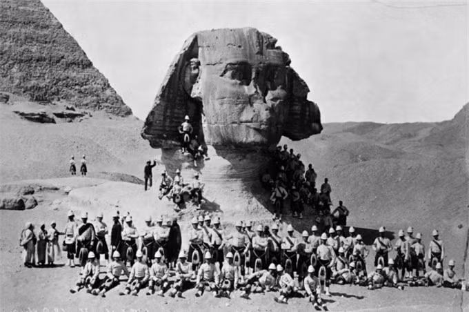 Tượng Nhân sư lớn ở Giza (Ai Cập).Bức tượng 4.500 năm tuổi nằm trên cao nguyên Giza ở bờ Tây sông Nile tại Ai Cập. Bức ảnh trên chụp vào năm 1882 cho thấy phần thân của bức tượng vẫn bị chôn vùi một phần. Ảnh được chụp vào năm 1982. 