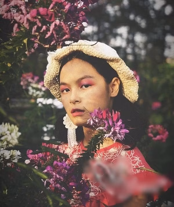 Càng lớn, bé Bo càng được khen xinh đẹp. Cô bé có năng khiếu làm mẫu và từng xuất hiện với vị trí vedette show thời trang thiếu nhi vào năm 2018. Thời điểm đó, con gái MC Phan Anh đã cao gần bằng siêu mẫu Xuân Lan.