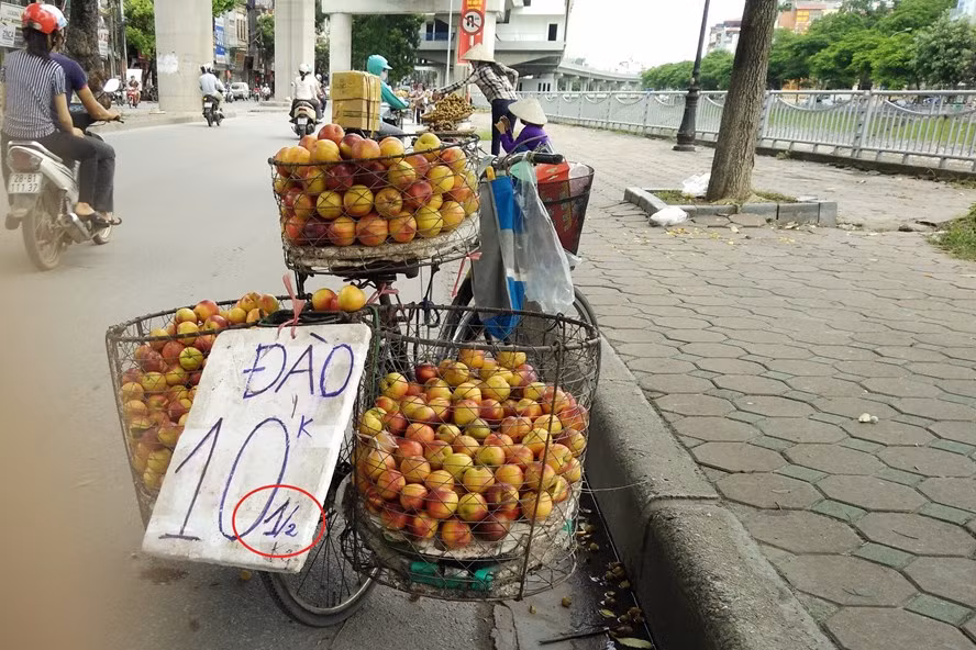 Màn gây lú tinh vi của hàng hoa quả vỉa hè - Hình 4 Man gay lu tinh vi cua hang hoa qua via he-Hinh-4