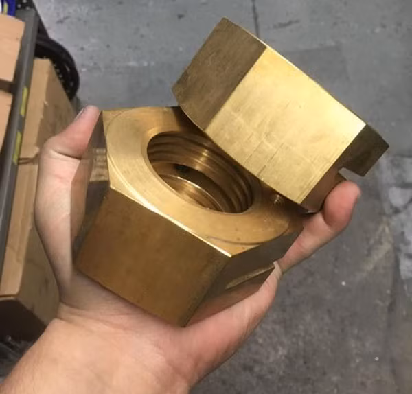 Kích thước của những chiếc đai ốc bằng đồng gây sợ hãi.